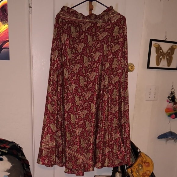 Elegant Paisley Print Red and Cream Skirt Set - Picture 5 of 9